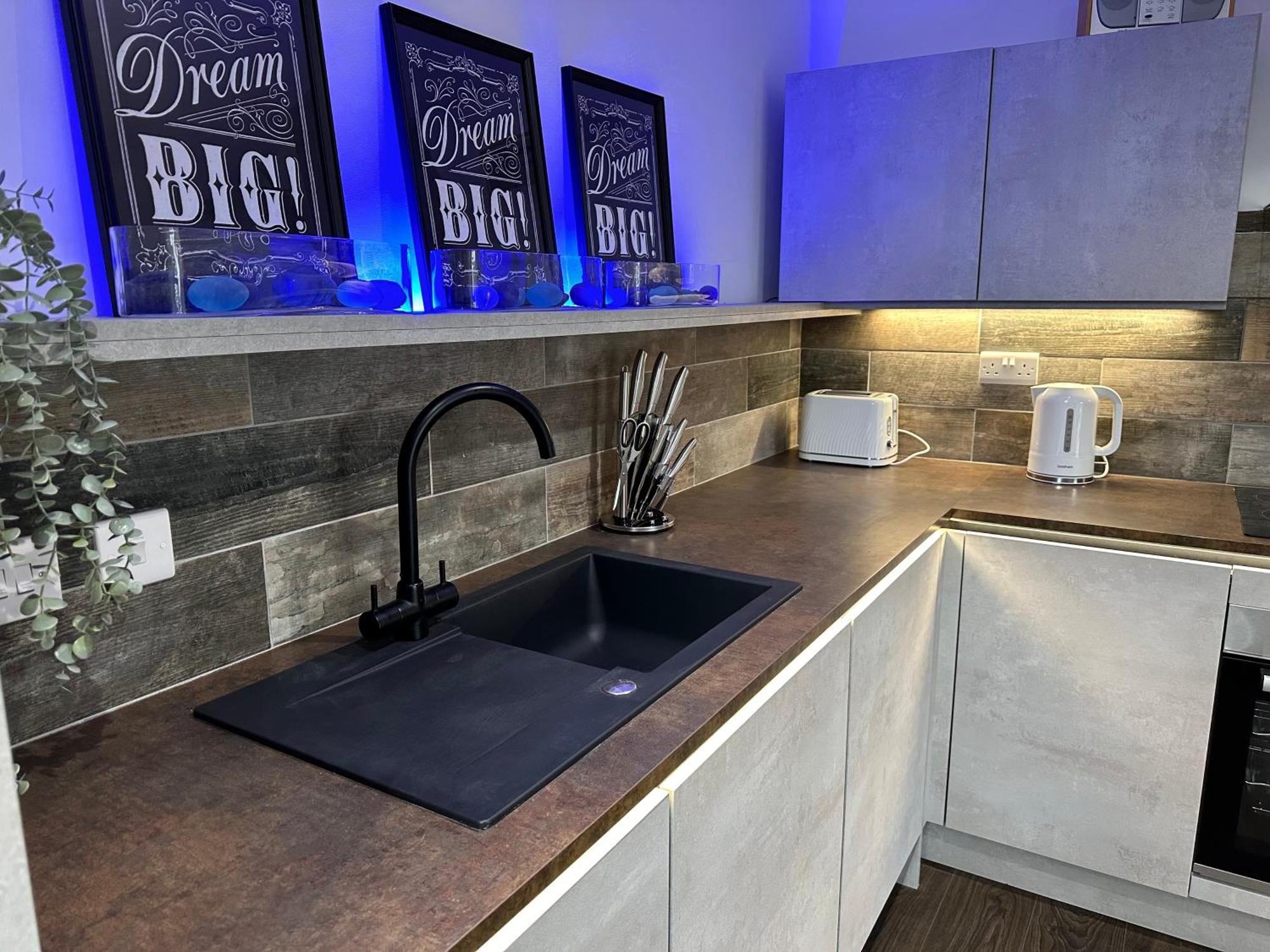 Vibrant Apartments Close To City Centre Кардифф Экстерьер фото